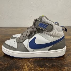 Boys Nike Shoes. Size 5. Pre owe very good condition hardly used.